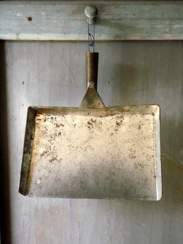 shaker dustpan